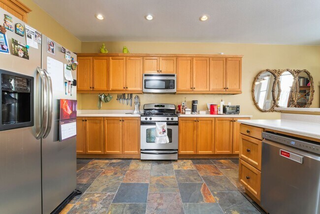 Building Photo - Charming 3 Bedroom Home in the Heart of So...