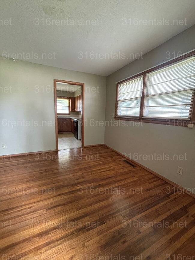 Building Photo - Two bed one bath available NOW!