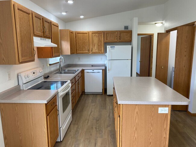 Building Photo - Beautiful 3 Bedroom Single Family Home in ...