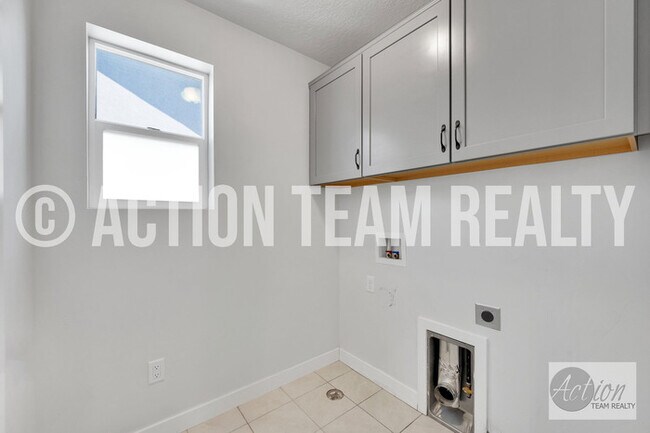 Building Photo - Single Family Home in Syracuse!