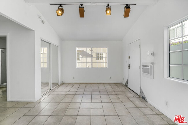 Building Photo - 10226 Regent St