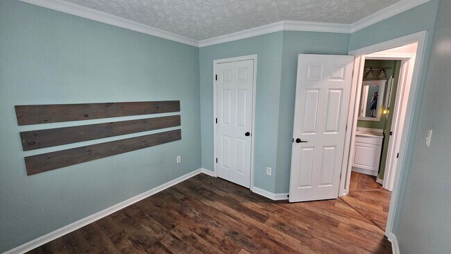 Building Photo - DON'T MISS THIS STUNNER!  3 Bedroom End Unit Townhome in Quiet Location!