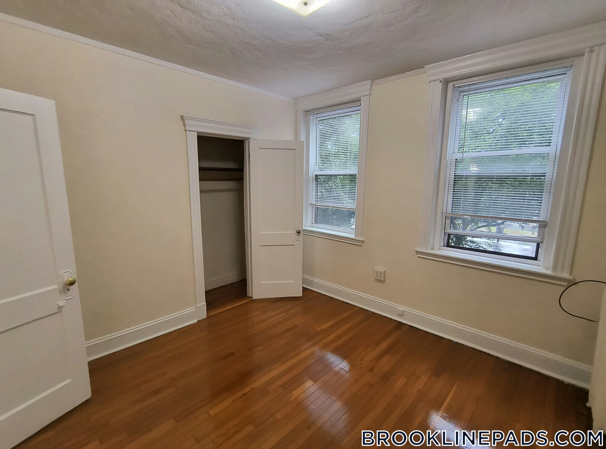 Building Photo - 352 Riverway
