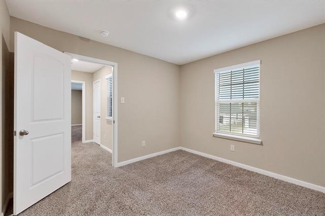 Building Photo - 305 Honeysuckle Ln