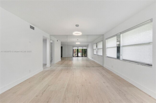 Building Photo - 398 Fern Dr