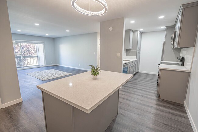 Building Photo - Fully Remodeled 2 Bedroom Condo for Rent in Valencia!