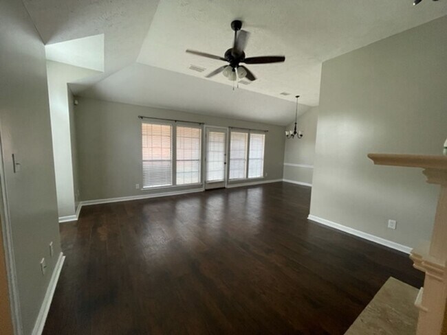 Building Photo - 1604 Queen Elizabeth Ct