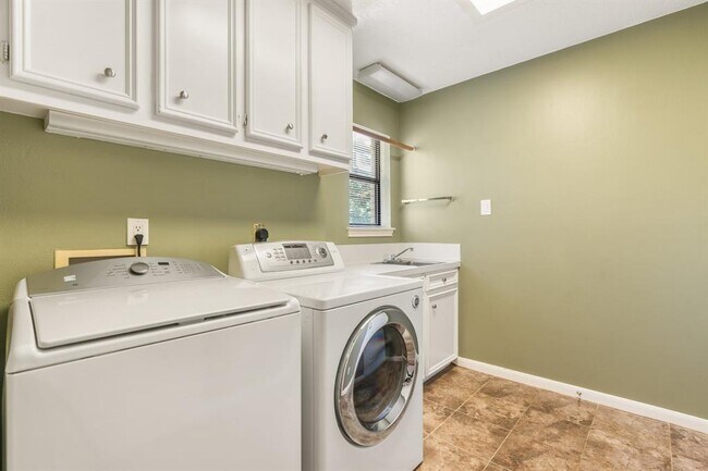 Building Photo - 3127 Lake Island Dr