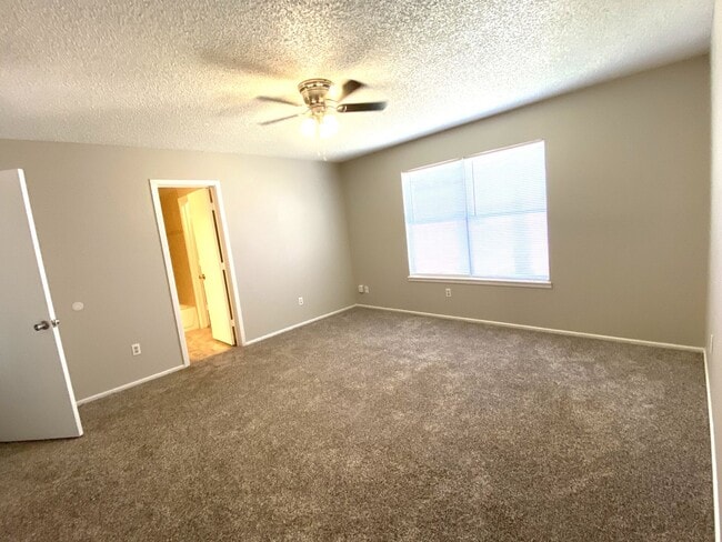 Building Photo - 9818 Jordan Ave