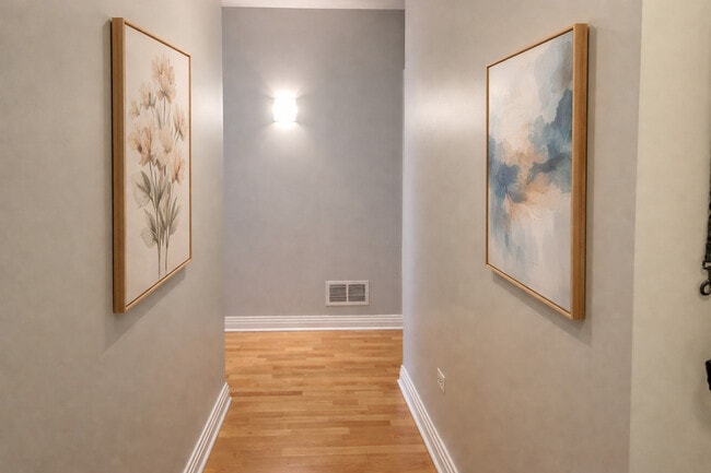 Building Photo - 565 W Quincy St