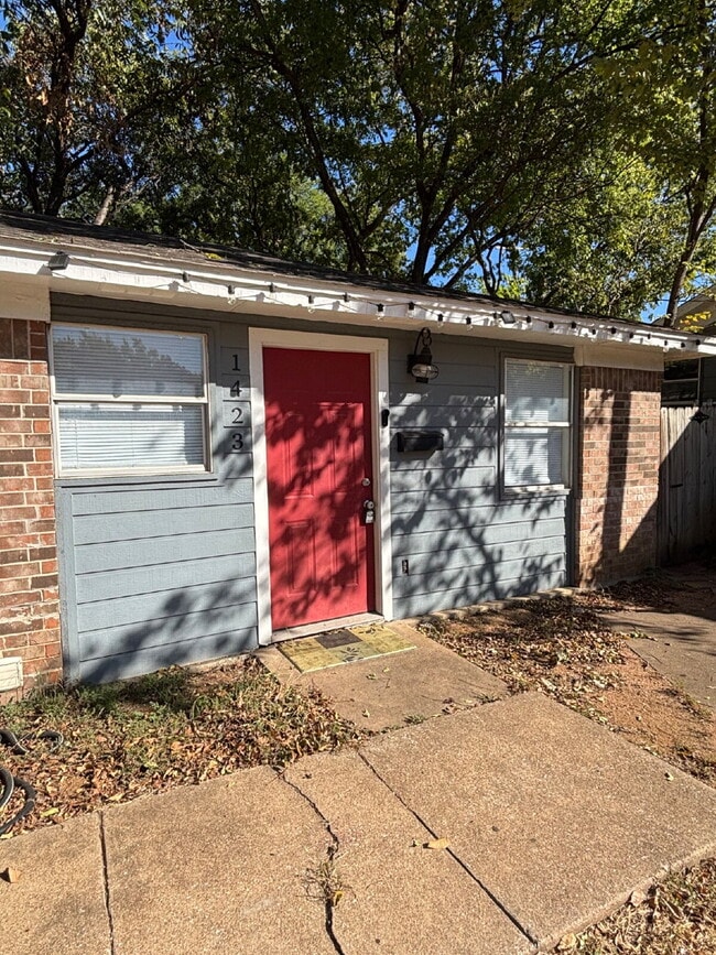 Building Photo - Charming, Updated 2 bed, 1 bath Duplex in ...