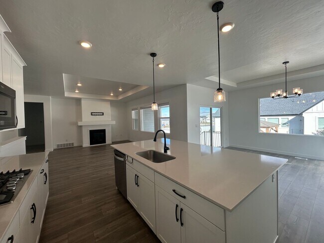 Building Photo - 3 Bedroom 2 Bathroom -Upstairs Apartment-Saddlebrook Dr. Santaquin