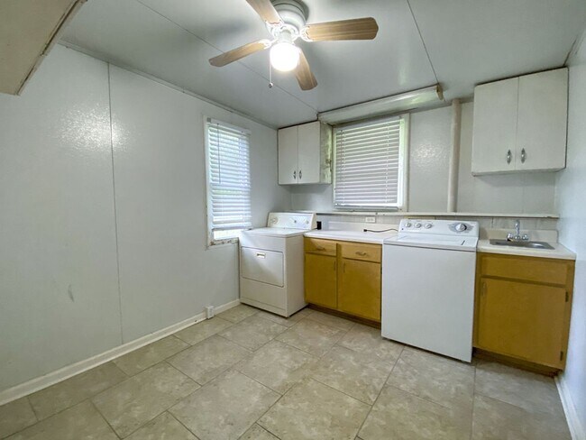 Building Photo - 2 Bedroom, 1 Bathroom Near N Graham and Sa...