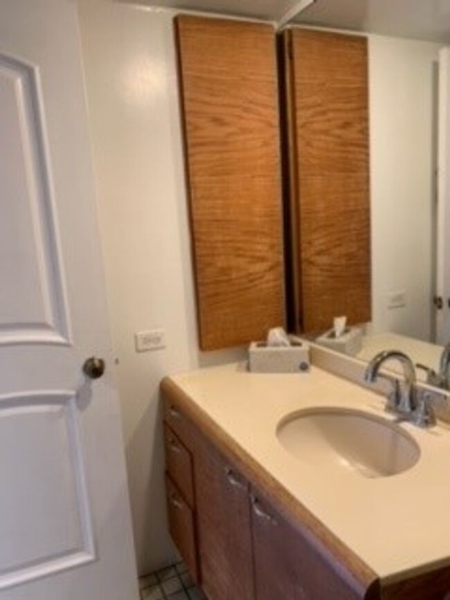 Building Photo - Honolulu Tower - 1 bedroom, 1 bath condo w...