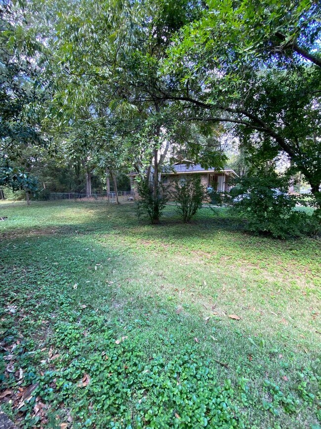 Building Photo - Great Location!!