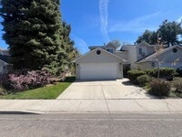 Building Photo - 3 Bed 2.5 Bath in Boise!