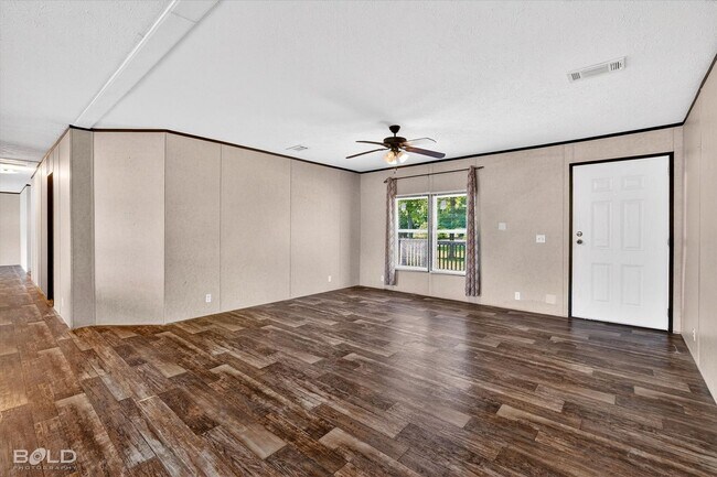 Building Photo - 4BD/2BA home with fenced back yard.