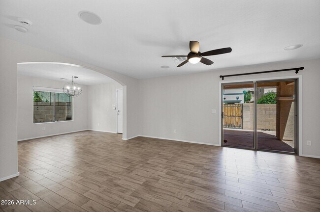 Building Photo - 2532 E Vermont Dr