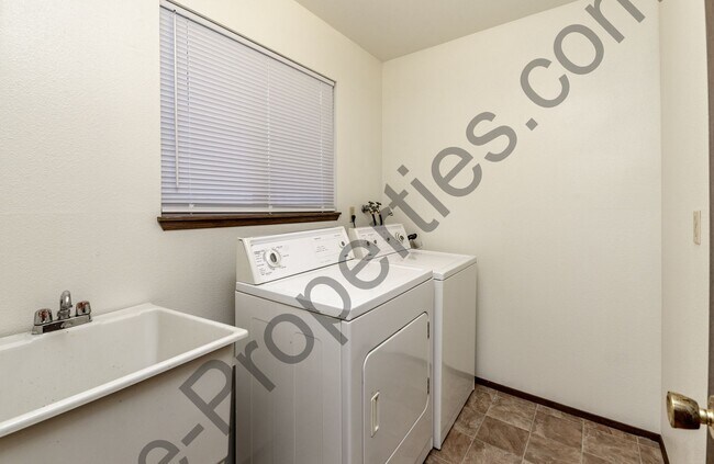 Building Photo - 4 bedroom 2.5 bathroom Home