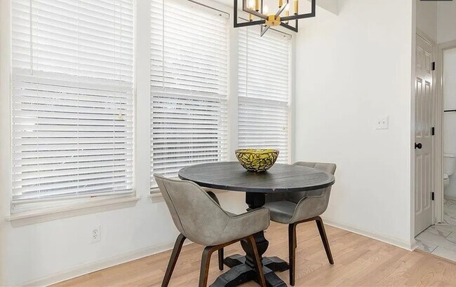 Building Photo - Spacious and Elegant 4 BR 3.5 BA Home in Olathe!