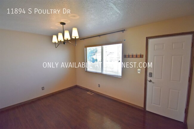 Building Photo - Beautiful 3 Bed Draper Top Floor Unit! No ...