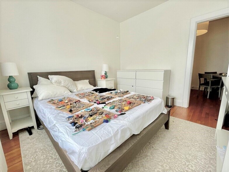 Building Photo - 76 Martin St