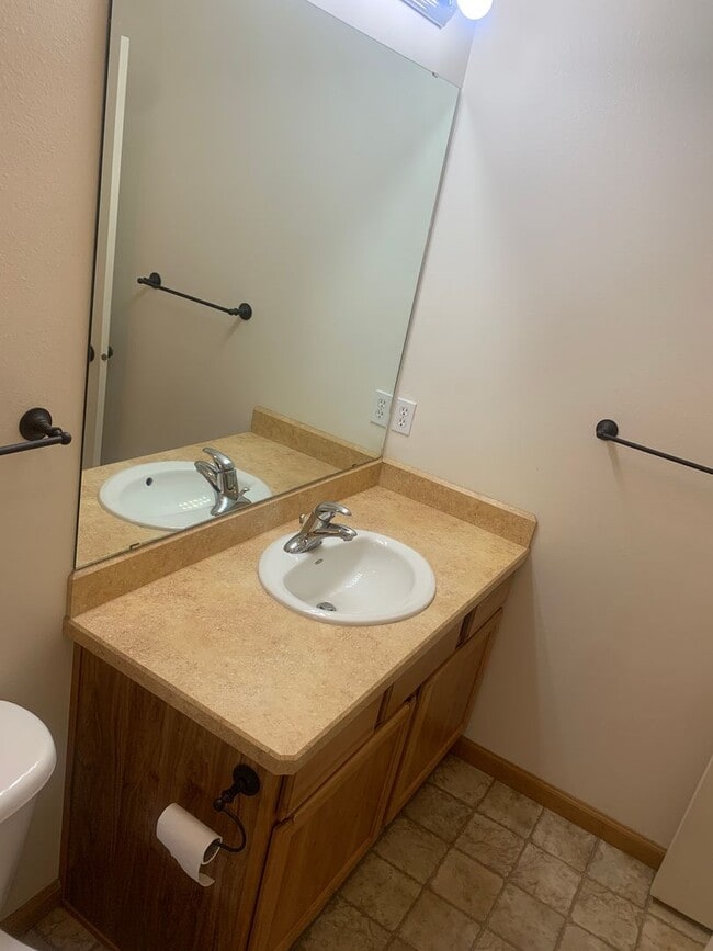 Building Photo - 3 bedroom 2 bath townhome