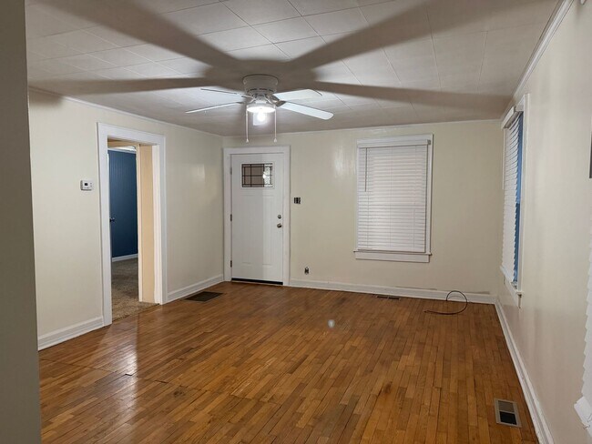 Building Photo - 2 Bedroom / 1 Bath Home Bristol, TN