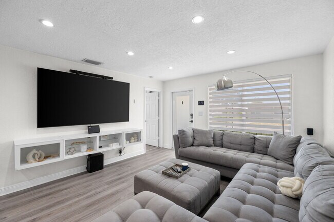 Building Photo - 7021 SW 10th Ct