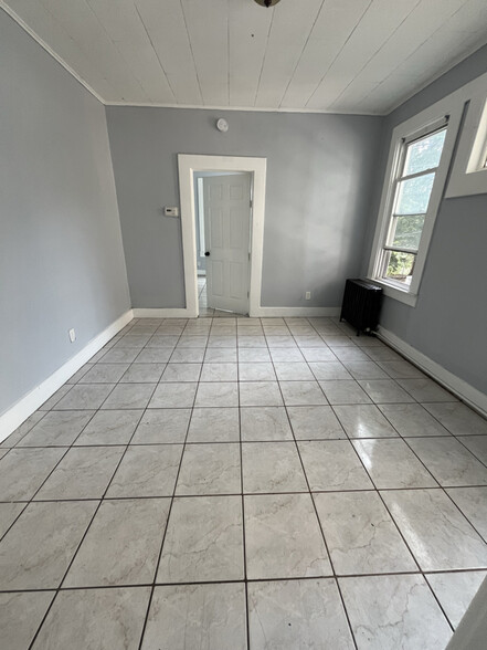 Building Photo - 142 Dayton Pl