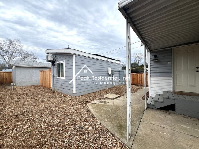 Building Photo - Charming Tahoe Park 2bd/1ba House