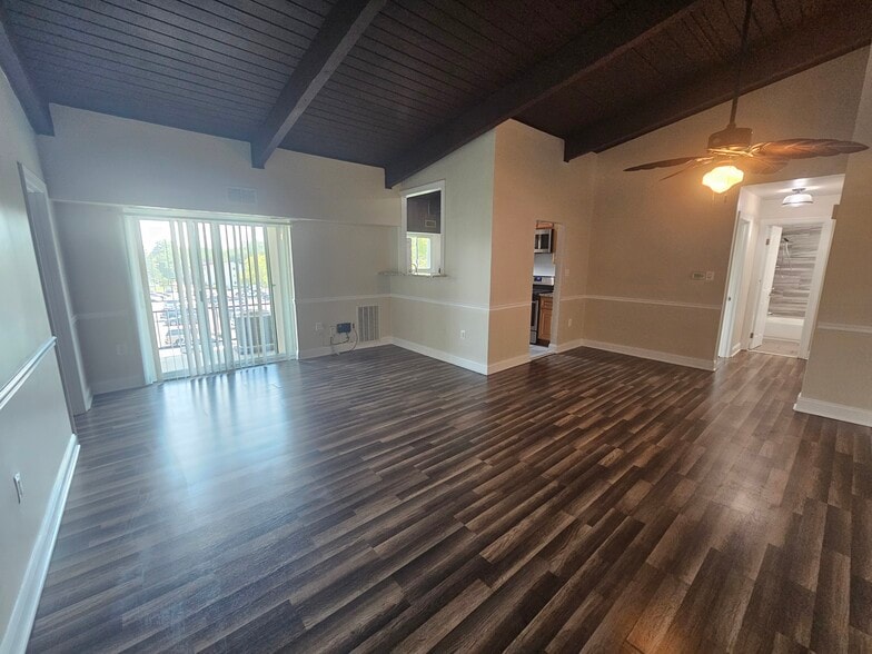 Building Photo - 11370 Cherry Hill Rd