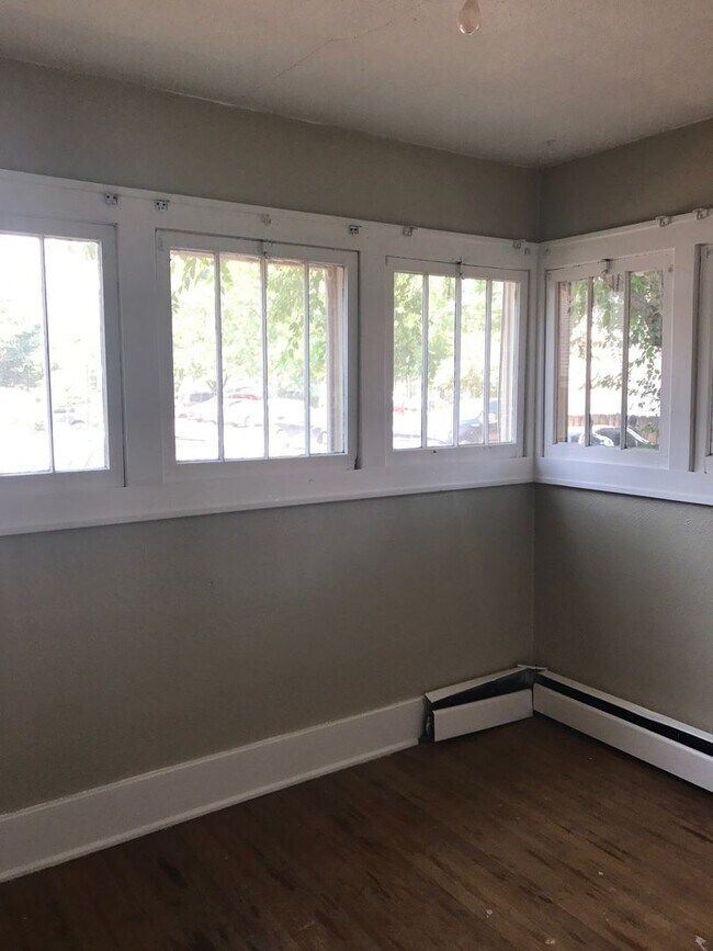 Building Photo - STUDENTS WELCOME! 2 Bed / 1 Bath Home - Walking Distance to CSU