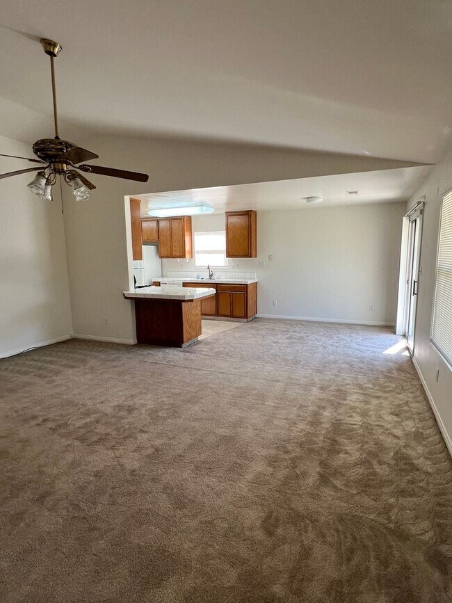 Building Photo - Cute North Bakersfield home!