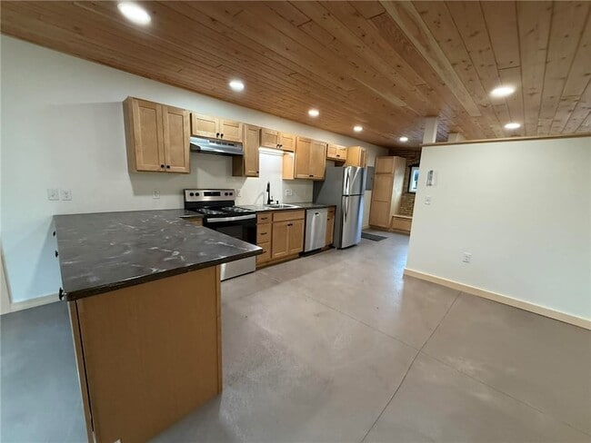 Building Photo - 260 Oak Ave