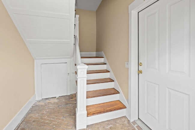 Building Photo - Upscale Historic 3BR/2BA Condo with Rare Garage Parking in the Heart of Downtown Savannah