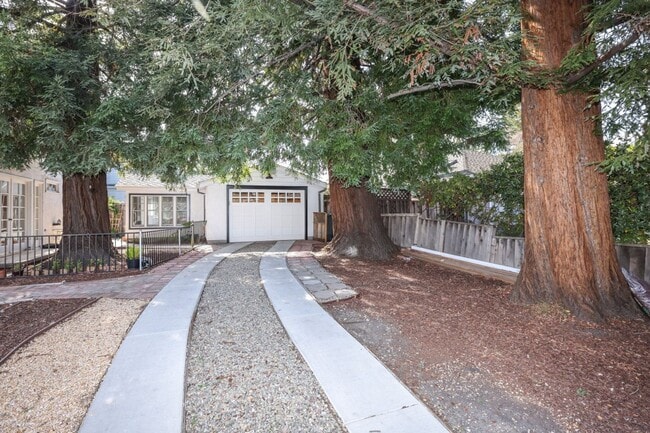 Building Photo - Great home next to Hoover Park
