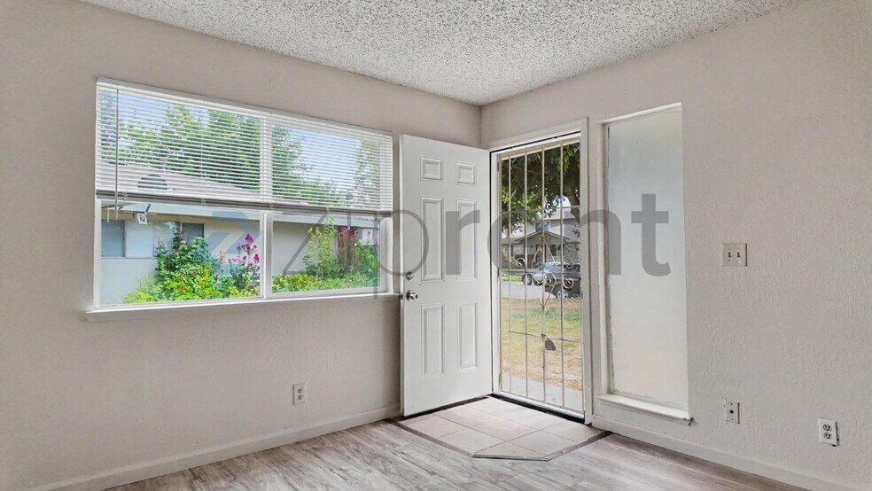 Building Photo - Unit 3