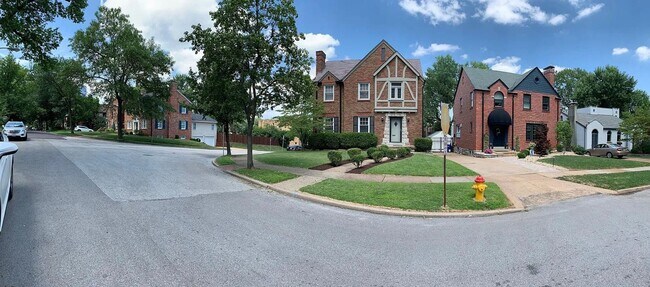 Building Photo - Gorgeous Curb Appeal! 3 Bed 2.5 Bath House in a walkable neighborhood!