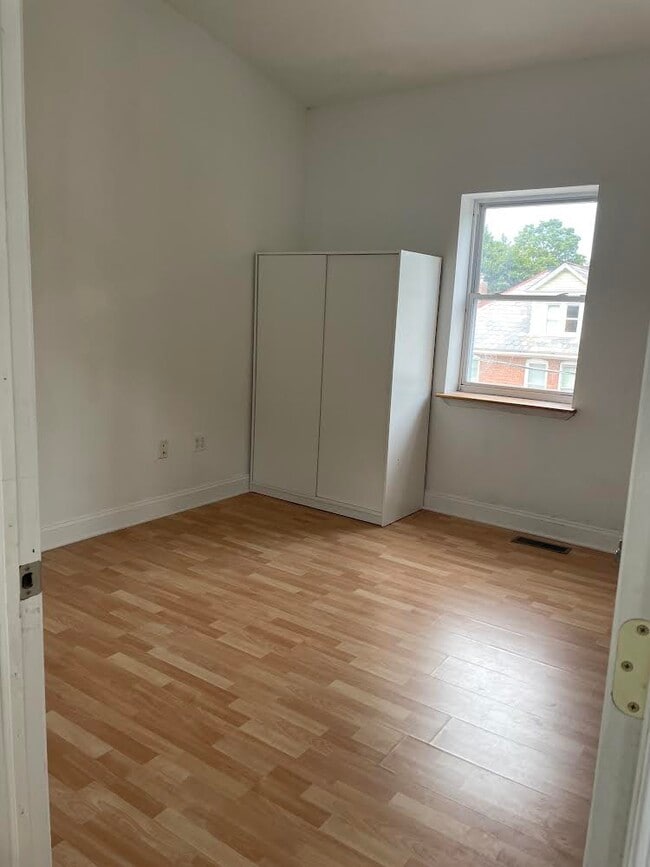 Building Photo - 807 Sarah St