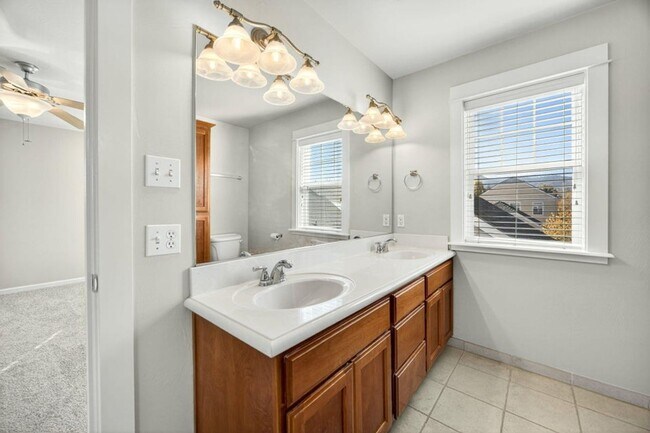 Building Photo - Four bedroom home for lease in the Riverwalk Neighborhood Ashland, Oregon