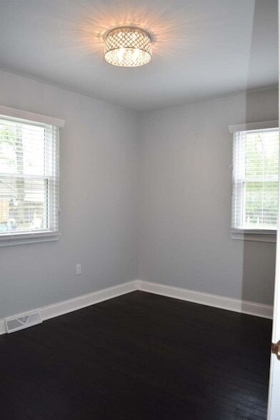 Building Photo - 351 Maple St