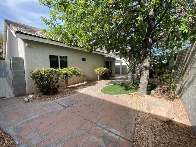 Building Photo - 7833 Hidden Village Ave