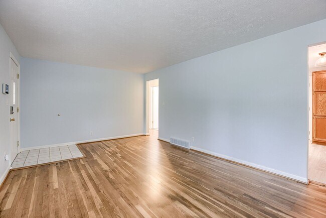 Building Photo - Charming 2 Bedroom With Bonus Room!!