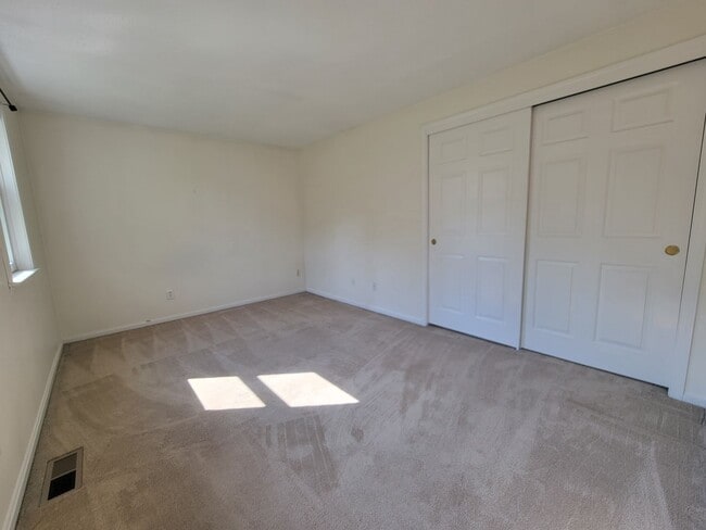 Building Photo - Beautiful Single-Family Home Litchfield NH for Rent