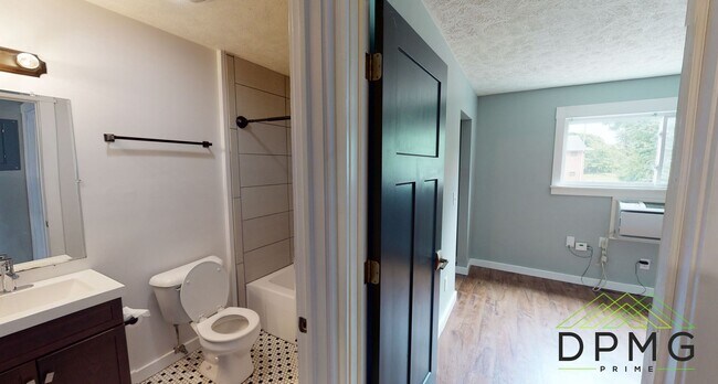 Building Photo - 326 E Hillsdale St