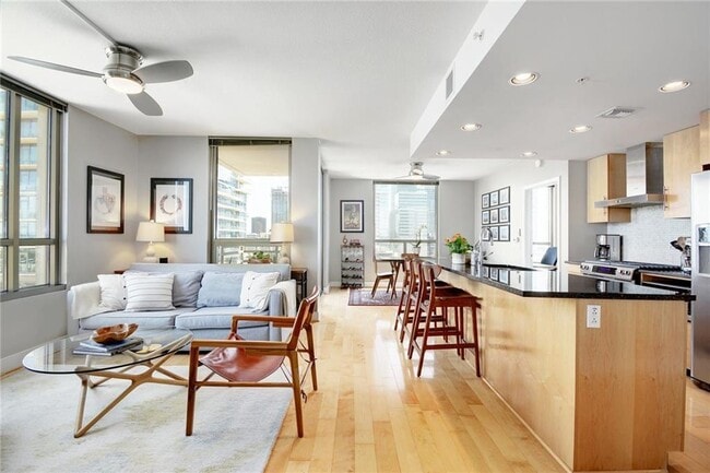 Building Photo - 300 Bowie St