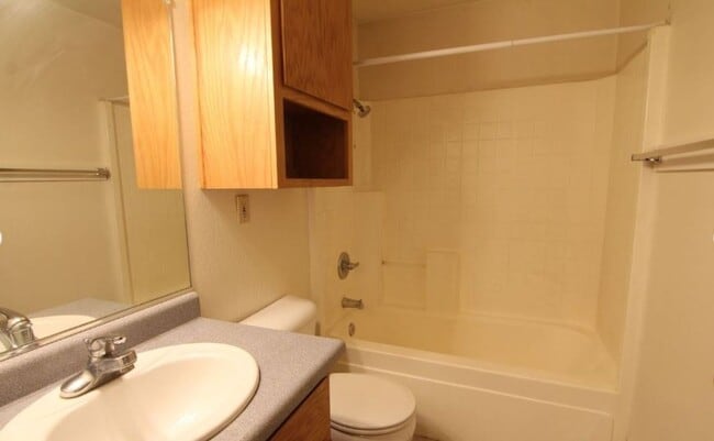 Building Photo - 1221