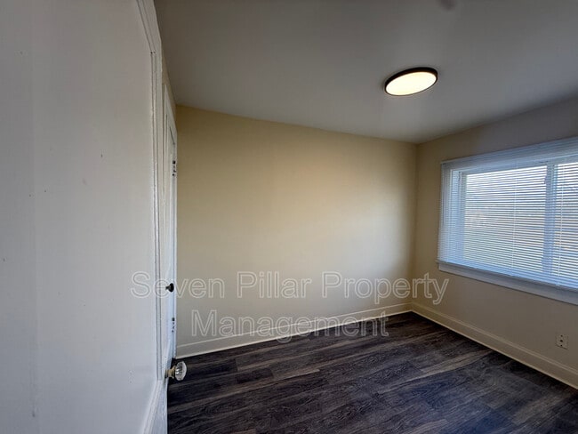 Building Photo - 1042 E 16th Ave