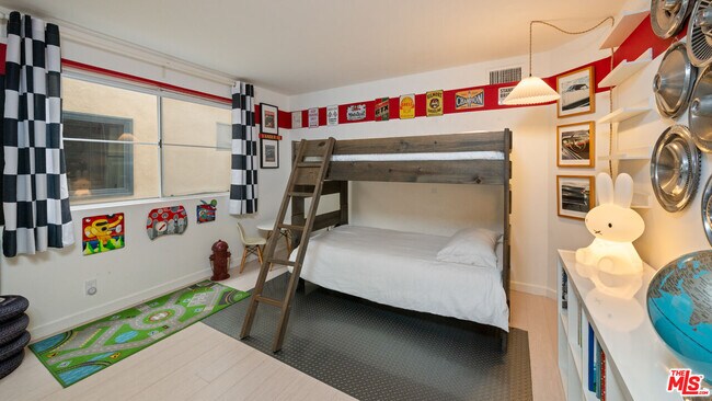 Building Photo - 131 Mast Mall